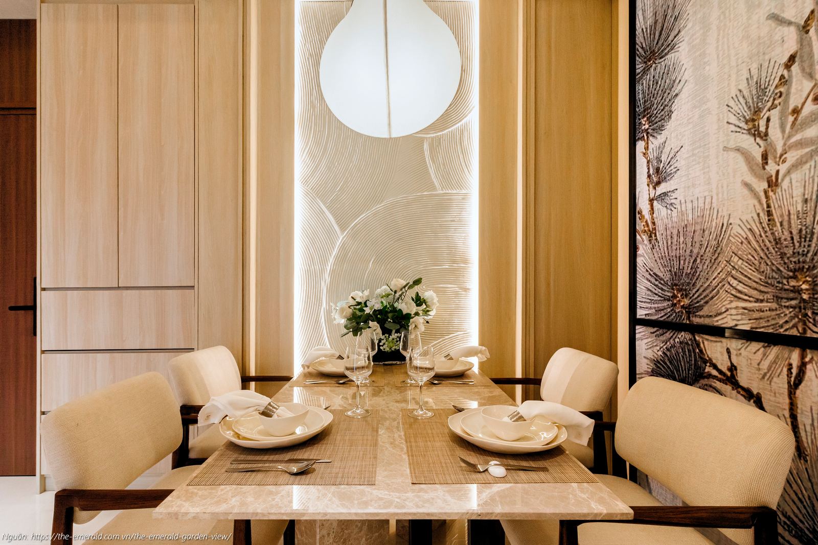 Nhà mẫu The Emerald Garden View: Khu vực bàn ăn căn hộ 2PN 64m2 bố trí liền mạch phòng khách ấm cúng