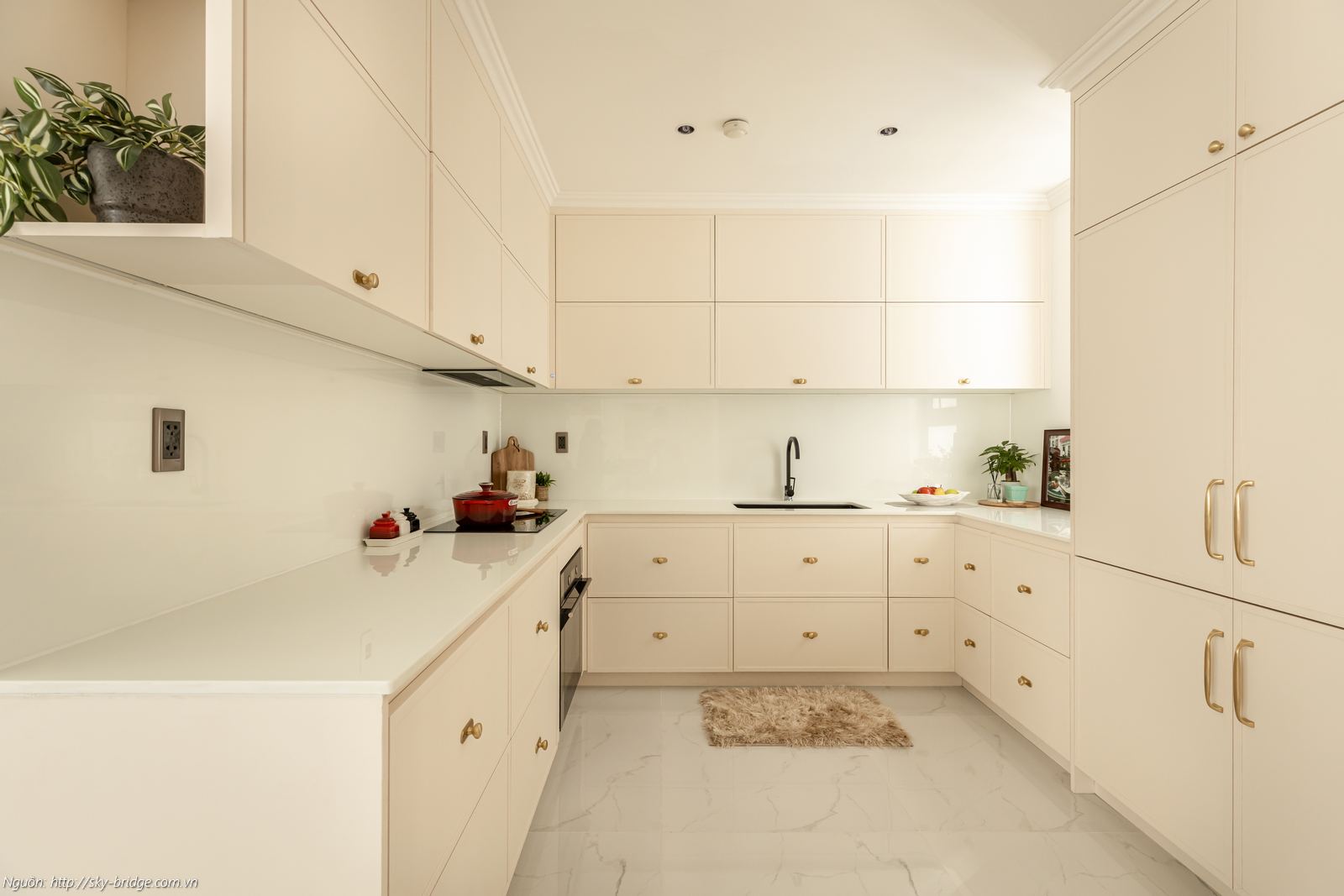 Hệ tủ bếp hiện đại đầy đủ tiện nghi tại căn hộ mẫu Sky Bridge 3 phòng ngủ 152m2